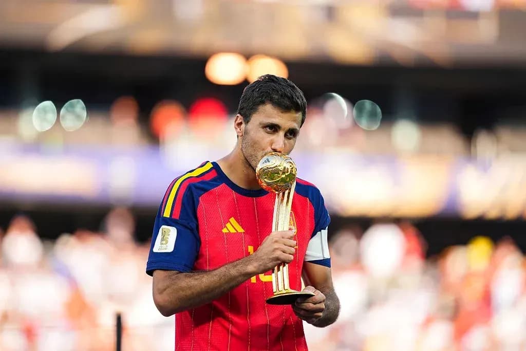 Jugador de España besando el trofeo de la Copa Mundial
