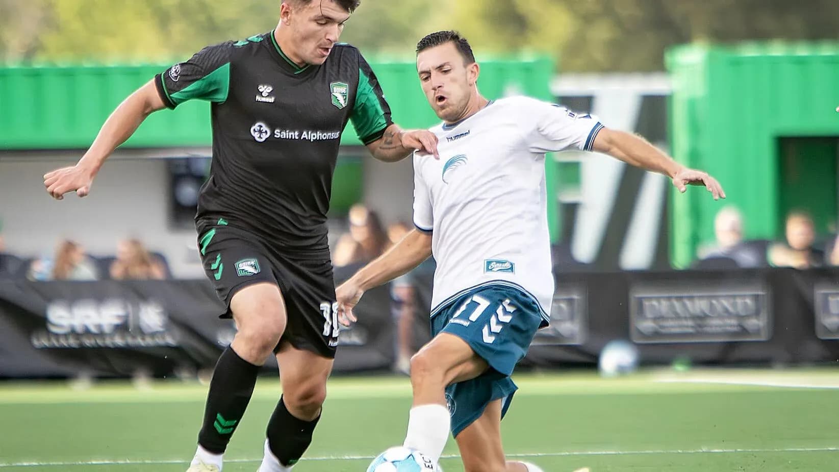 Jugadores de Spokane Velocity y Boise luchando por el balón