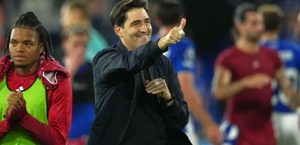 Entrenador saludando con pulgar arriba tras el partido