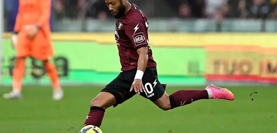 Jugador de Salernitana pateando el balón en el campo