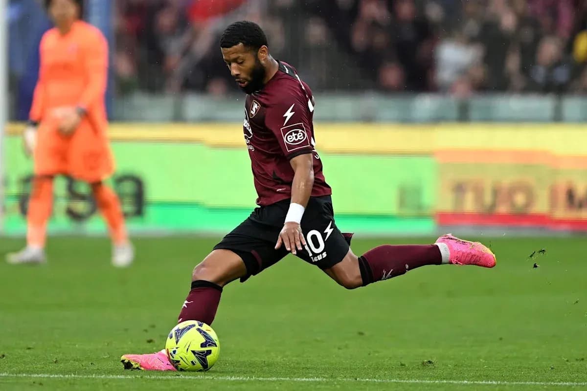 Jugador de Salernitana pateando el balón en el campo