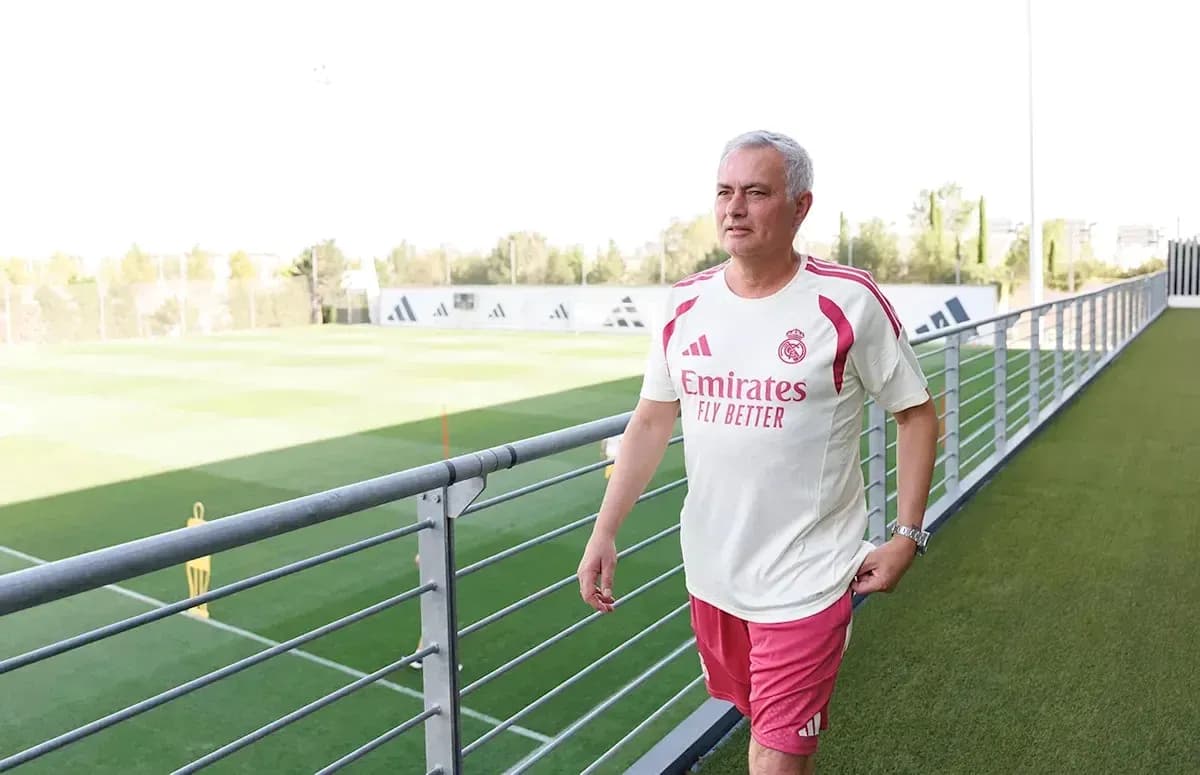 Entrenador caminando por el campo de entrenamiento