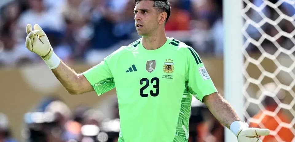 Portero argentino señalando durante el partido