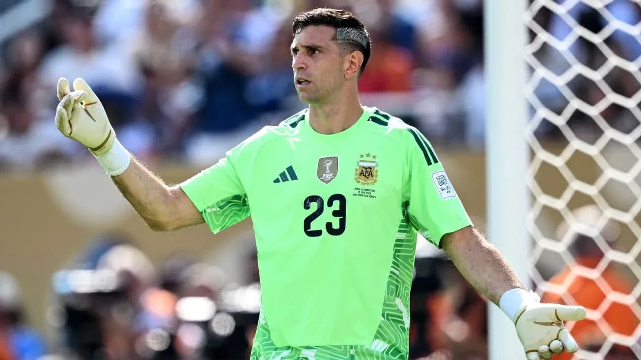 Portero argentino señalando durante el partido