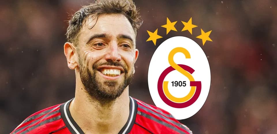 Jugador sonriendo con camiseta roja y logo de Galatasaray