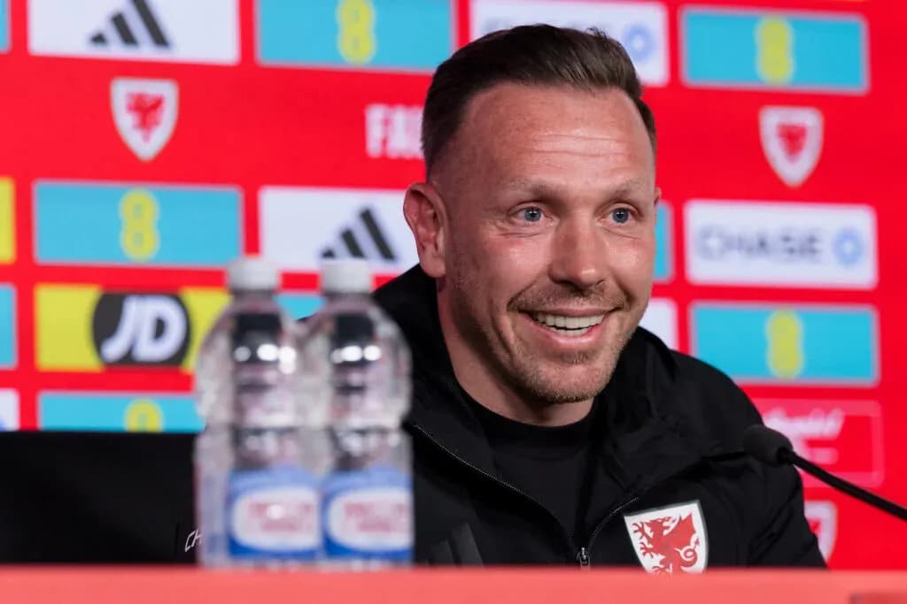Entrenador en conferencia de prensa sonriente