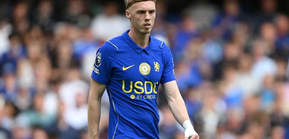 Jugador de Chelsea caminando por el campo durante partido