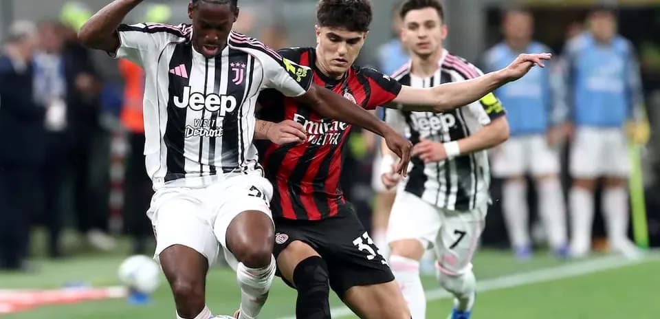 Jugadores de Juventus y AC Milan luchando por el balón