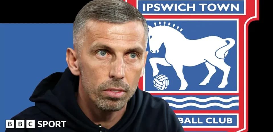 Entrenador de Ipswich Town durante una entrevista