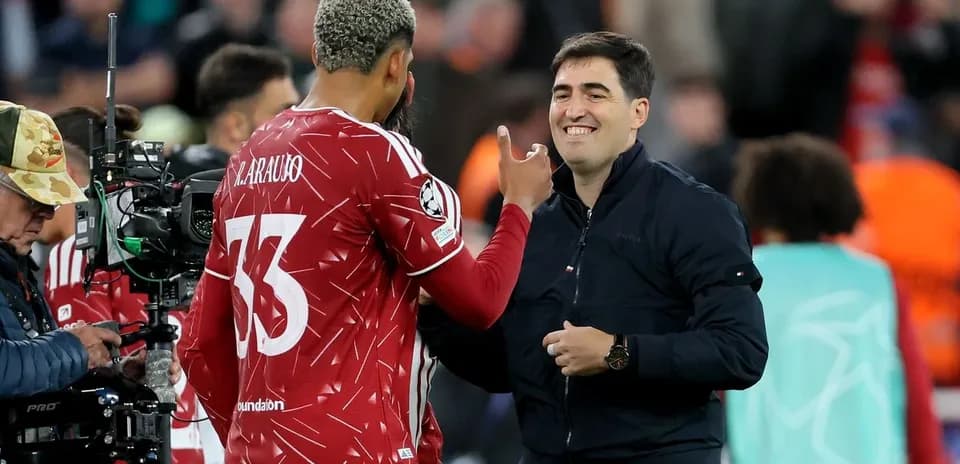 Jugador Araujo saludando al entrenador en el campo