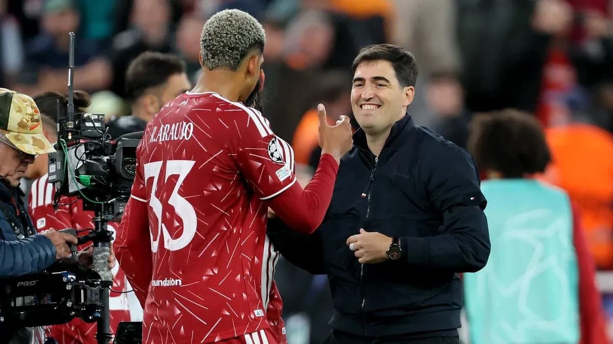 Jugador Araujo saludando al entrenador en el campo