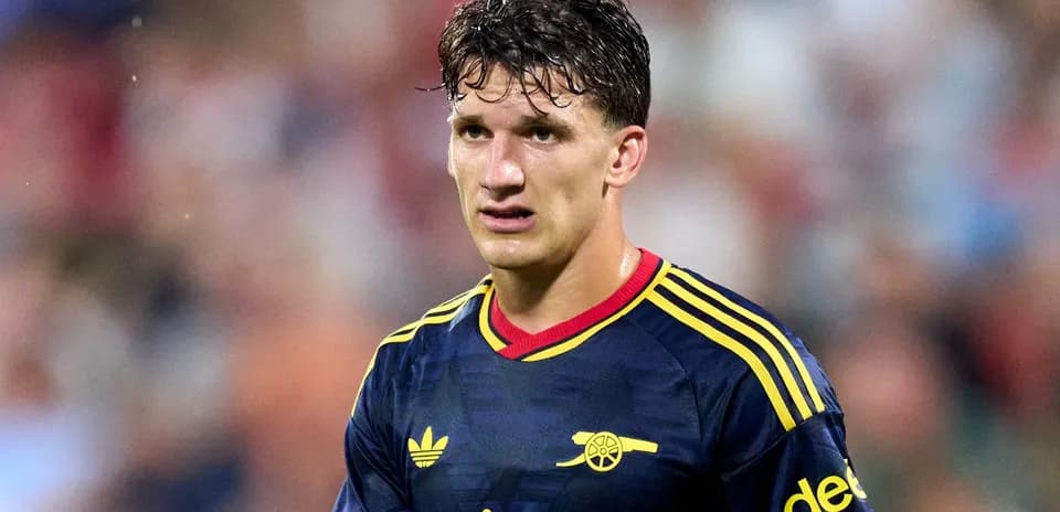 Jugador de Arsenal en uniforme durante partido