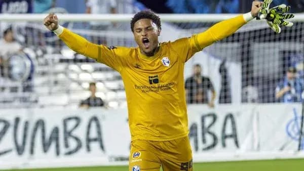 Portero celebrando una parada en el partido