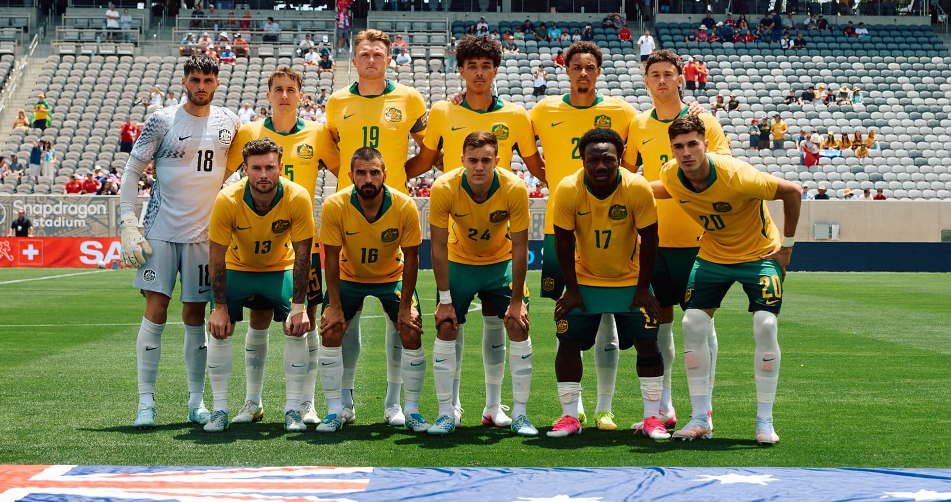 Equipo de fútbol de Australia posando para la foto