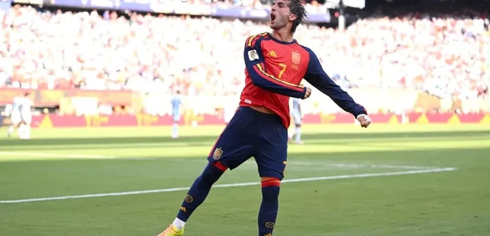 Jugador de España celebra un gol en el partido