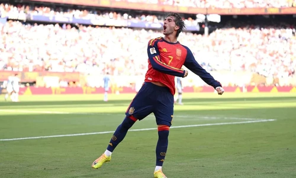 Jugador de España celebra un gol en el partido