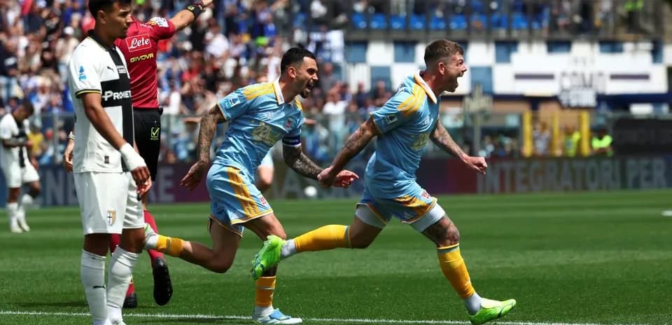 Jugadores celebrando un gol en el partido