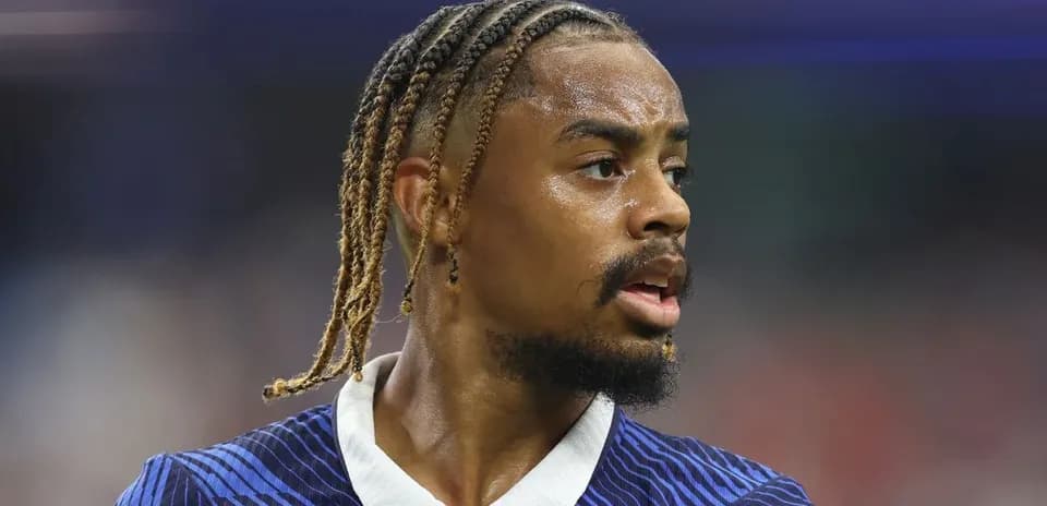 Jugador de fútbol con trenzas en el campo