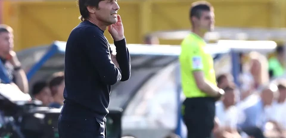 Entrenador observando el partido desde la banda