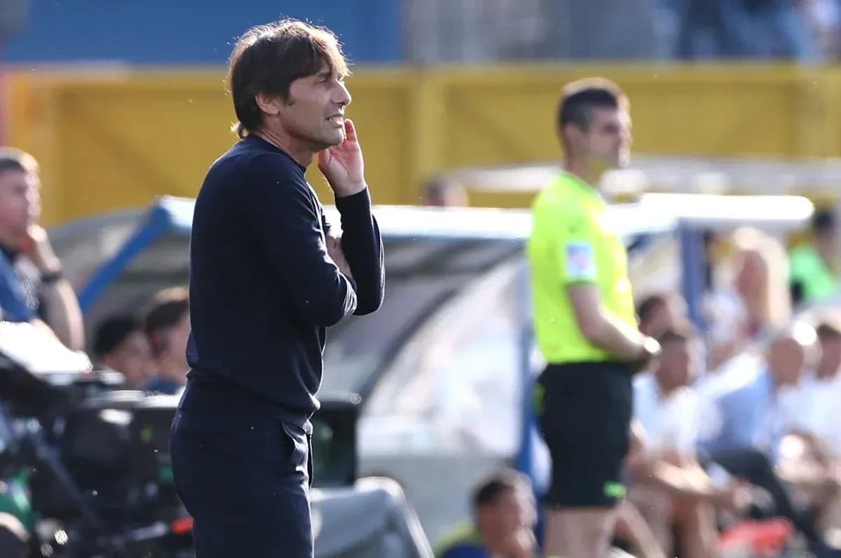 Entrenador observando el partido desde la banda