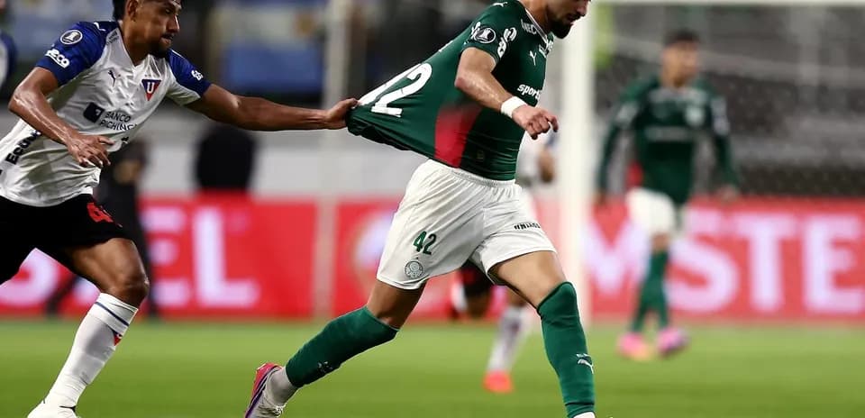 Jugador de Palmeiras escapando de un defensor