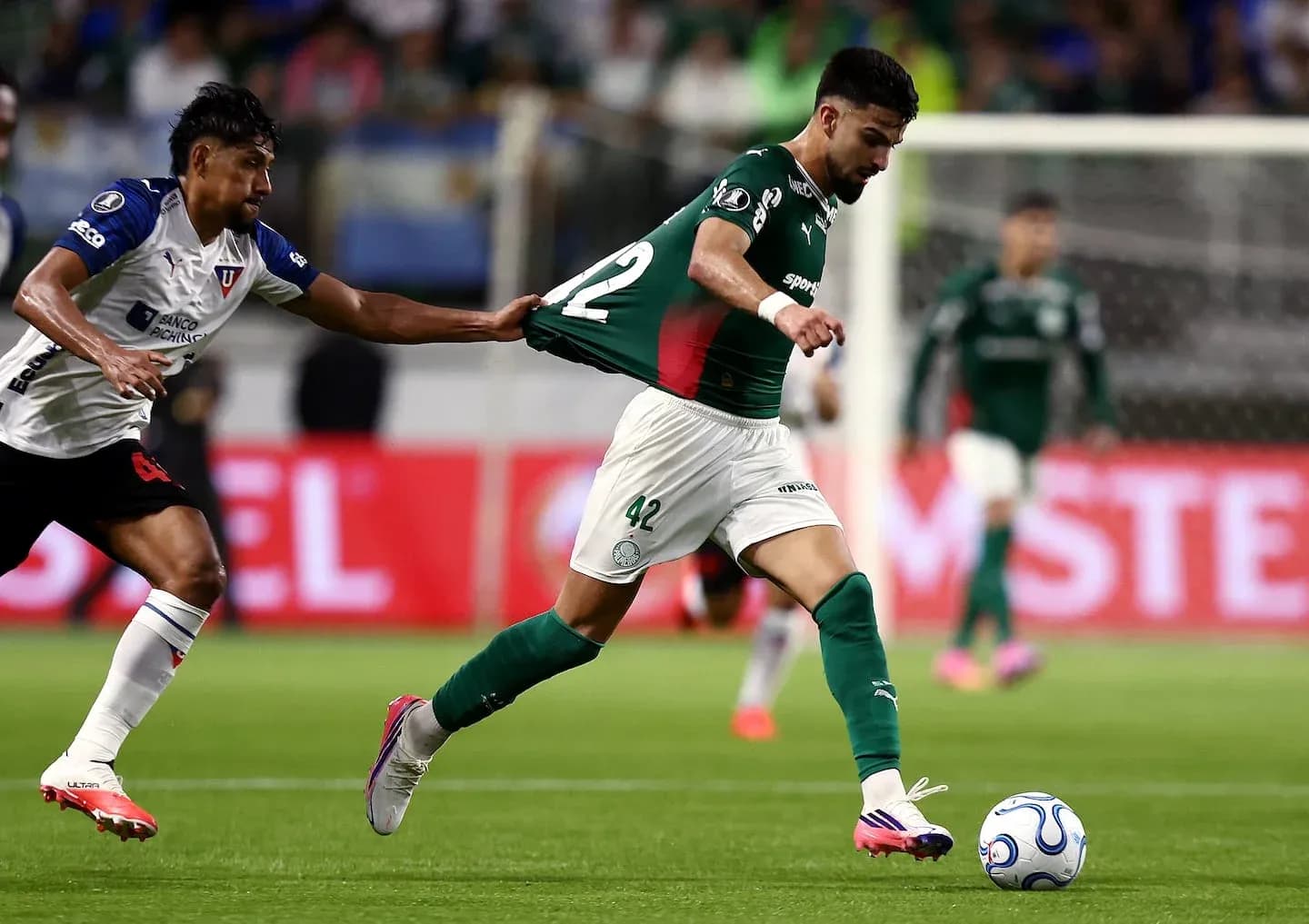 Jugador de Palmeiras escapando de un defensor