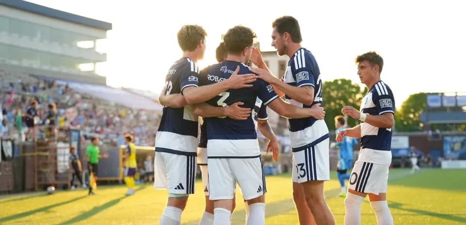 Jugadores celebrando un gol en el partido