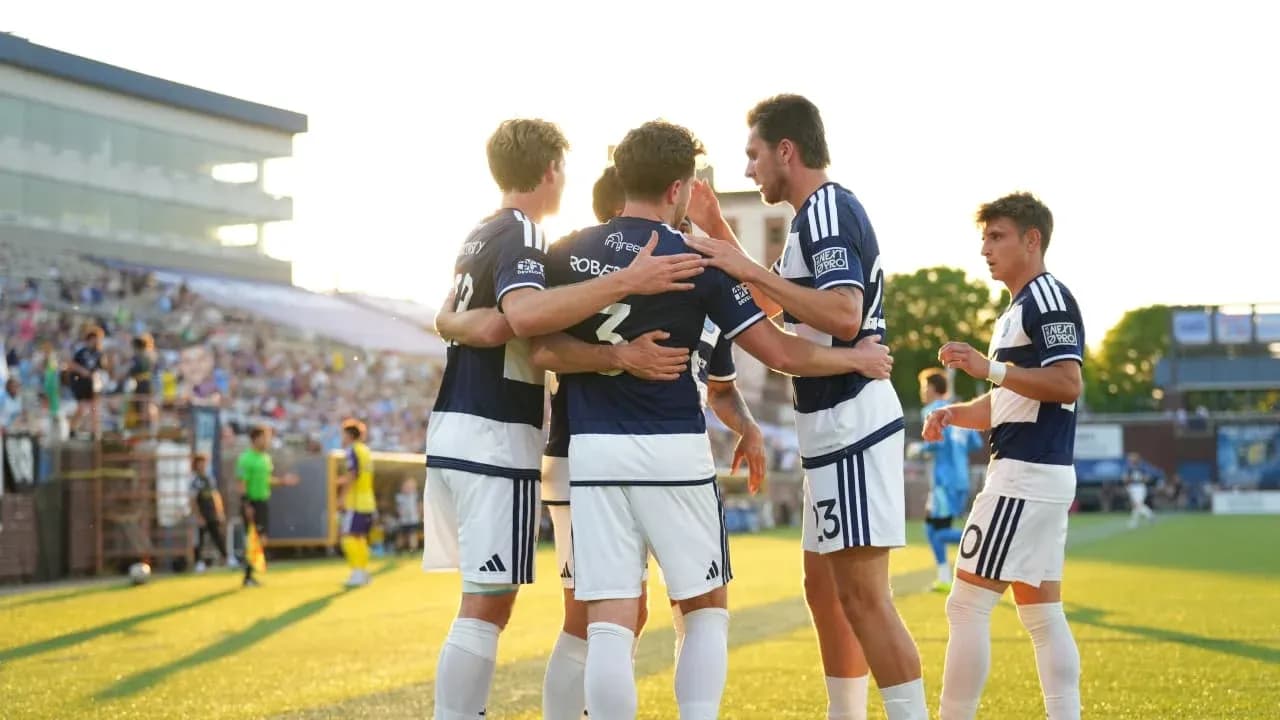 Jugadores celebrando un gol en el partido