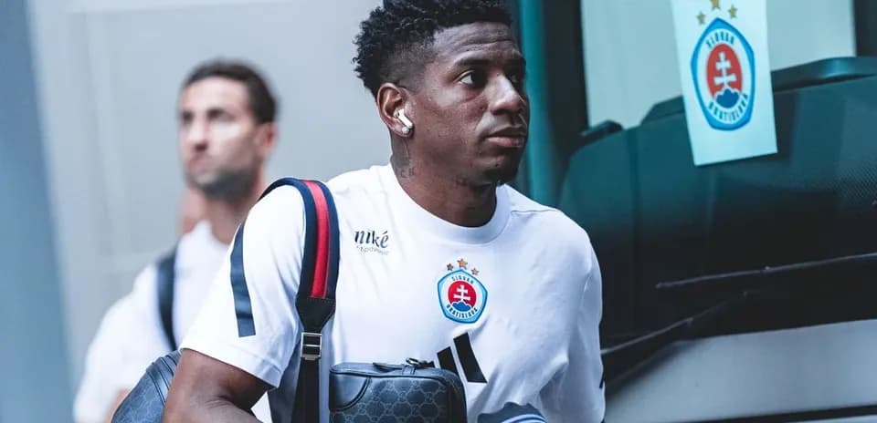 Jugador de Slovan Bratislava llegando al autobús