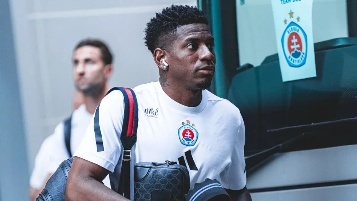 Jugador de Slovan Bratislava llegando al autobús