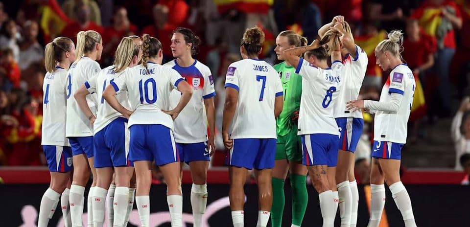 Jugadoras de Inglaterra en reunión durante partido