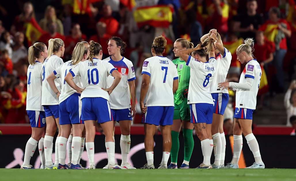 Jugadoras de Inglaterra en reunión durante partido
