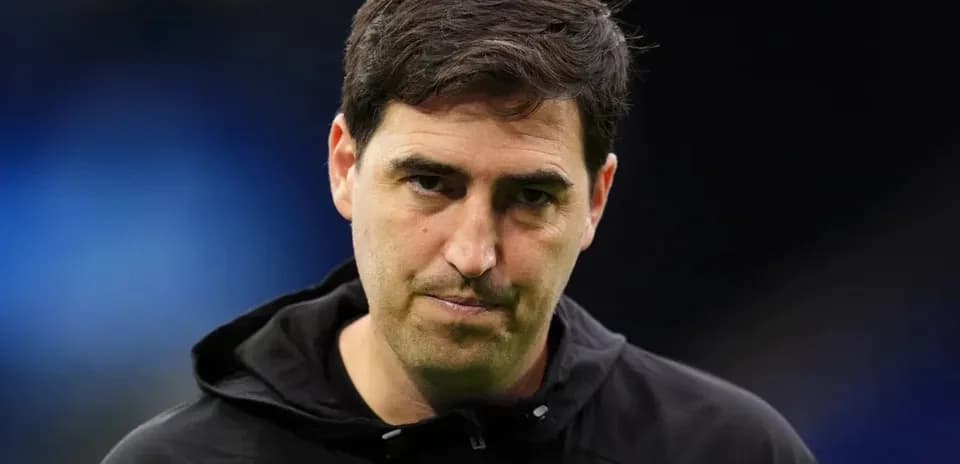 Entrenador mirando hacia abajo en el campo