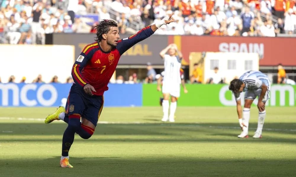 Jugador de España celebrando un gol en el partido