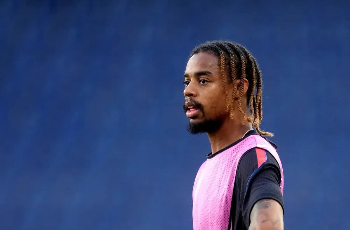 Jugador entrenando con camiseta de entrenamiento rosa
