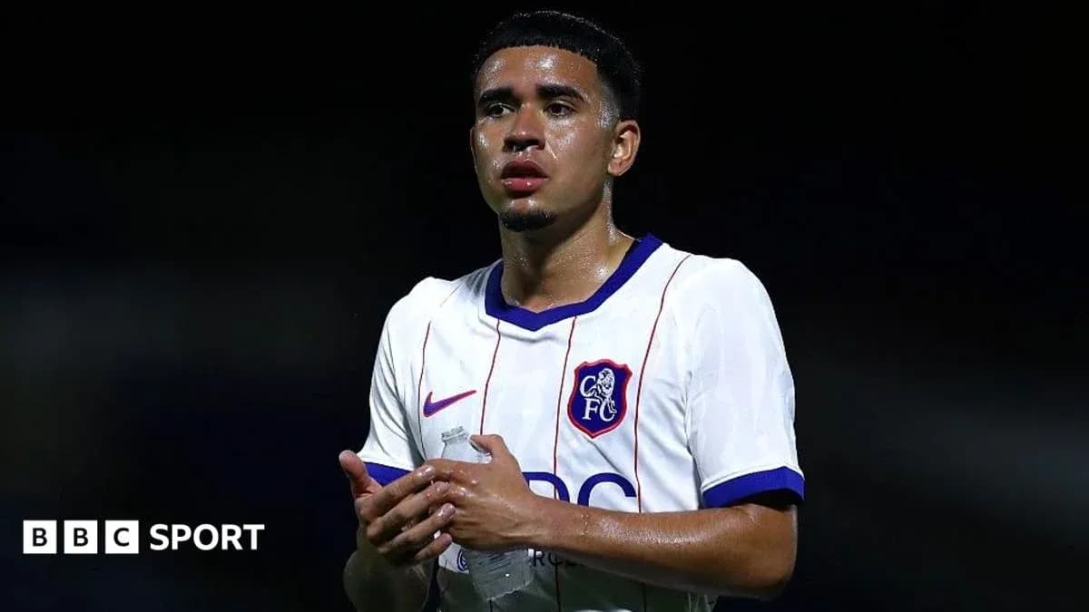 Jugador de fútbol sosteniendo una botella de agua