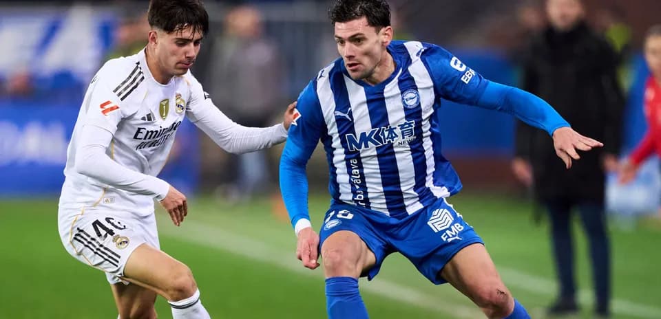 Jugadores de Alavés y Real Madrid compitiendo por el balón