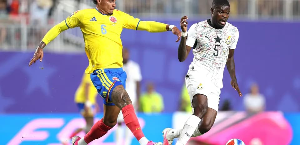 Jugador colombiano persiguiendo a jugador ghanés