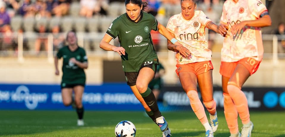 Jugadora del Utah Royals W controlando el balón