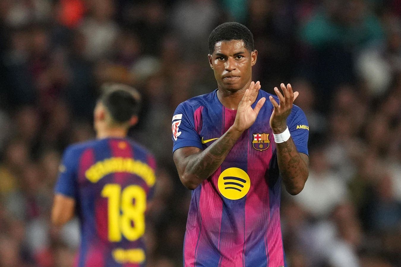 Jugador del FC Barcelona aplaudiendo en el campo