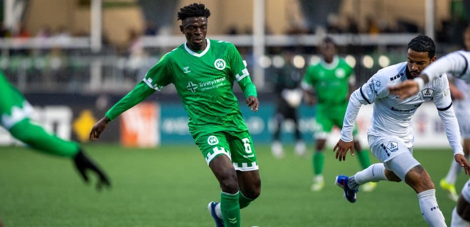 Jugador de Hartford Athletic en acción durante partido