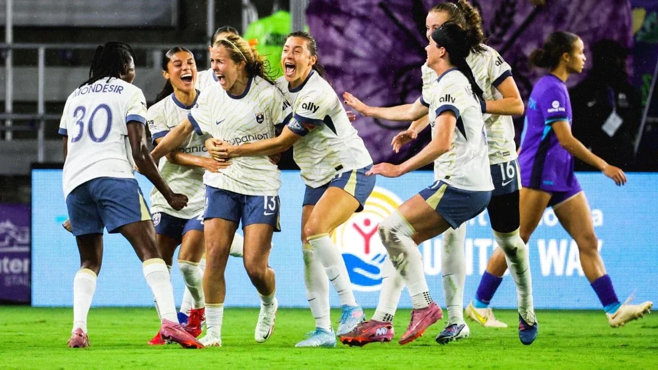 Jugadoras celebrando un gol en el partido