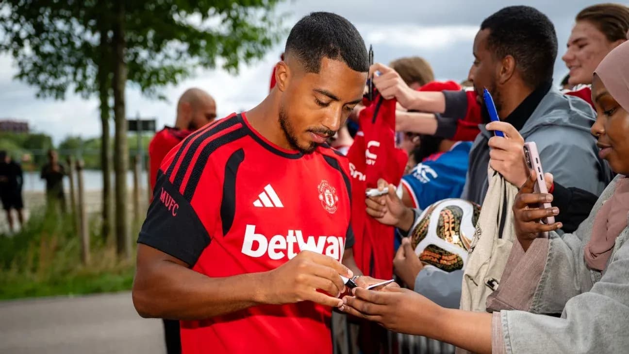 Jugador de Manchester United firmando autógrafos a aficionados