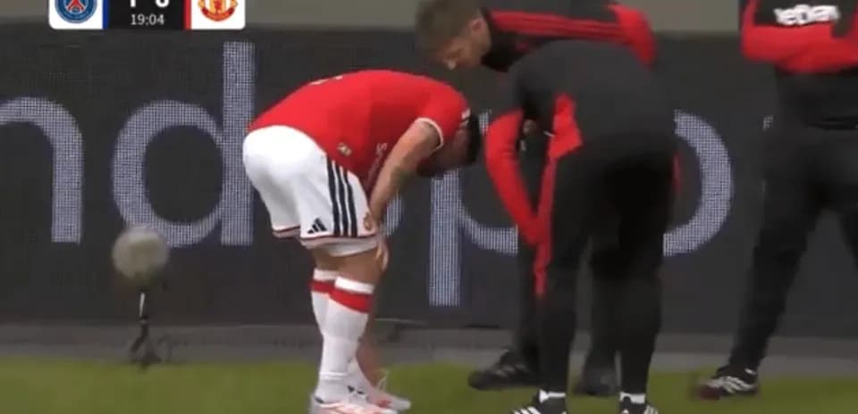 Jugador de Manchester United siendo atendido por el personal