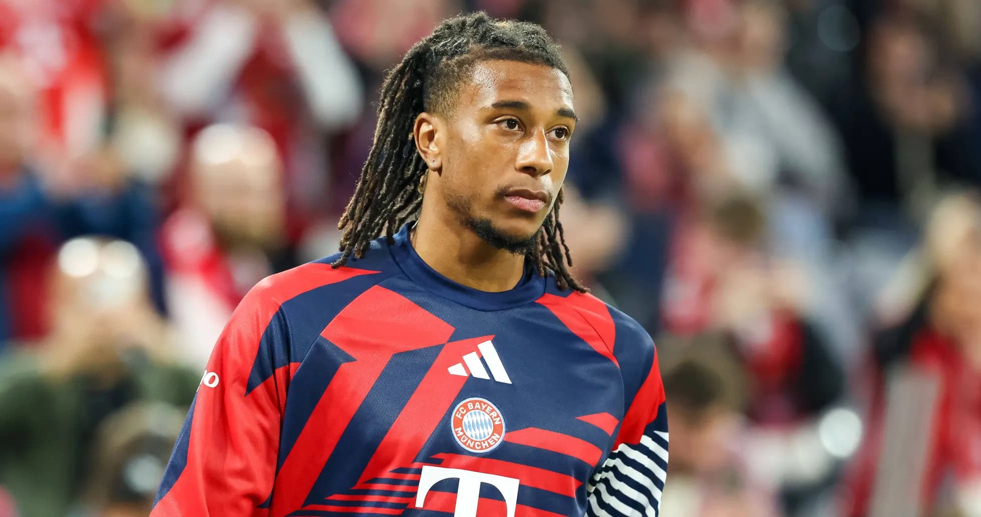 Jugador de Bayern Múnich en uniforme durante el partido