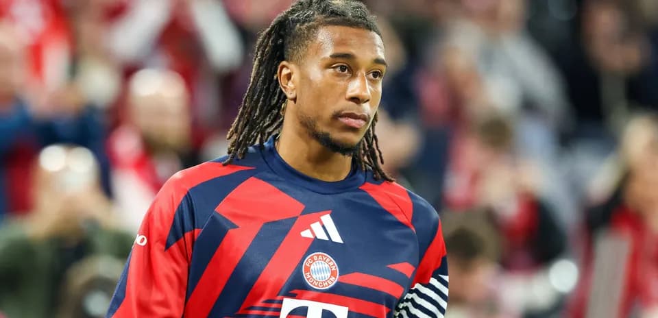 Jugador de Bayern Múnich en uniforme durante el partido