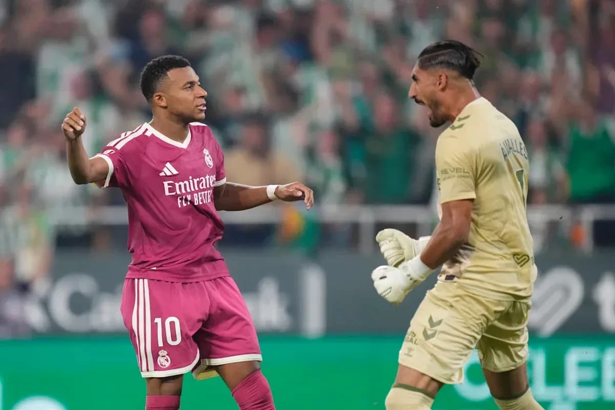 Jugador de Real Madrid celebrando con el portero rival