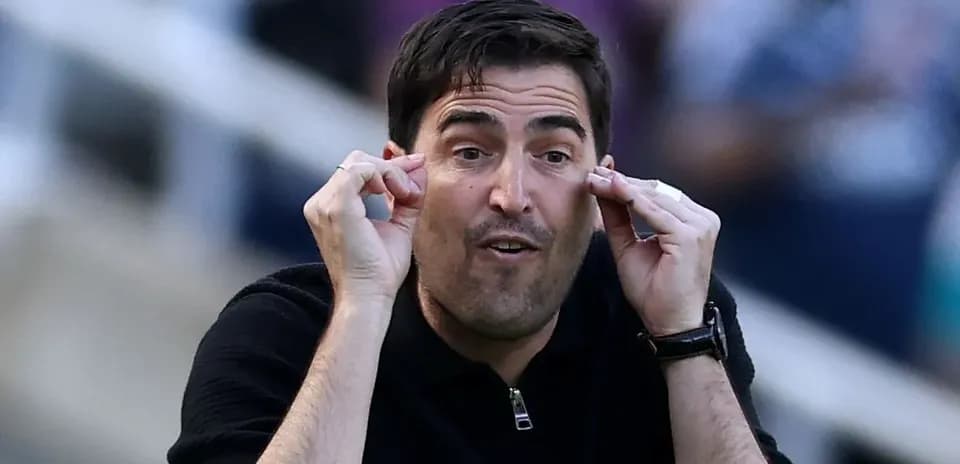 Entrenador gesticulando durante un partido de fútbol
