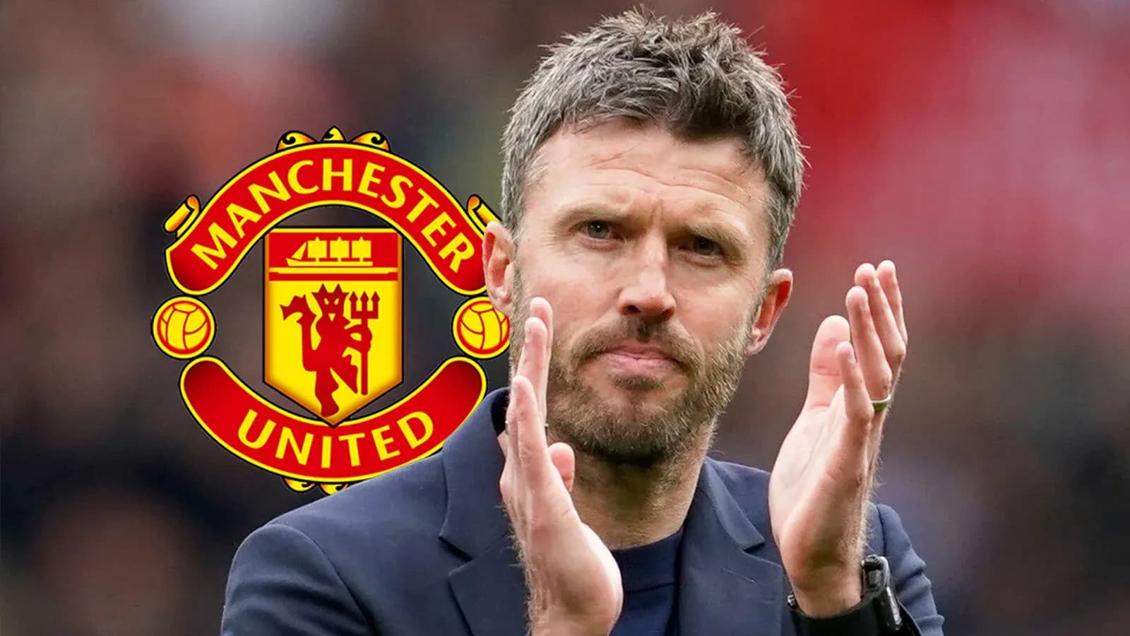 Entrenador aplaudiendo frente al logo de Manchester United