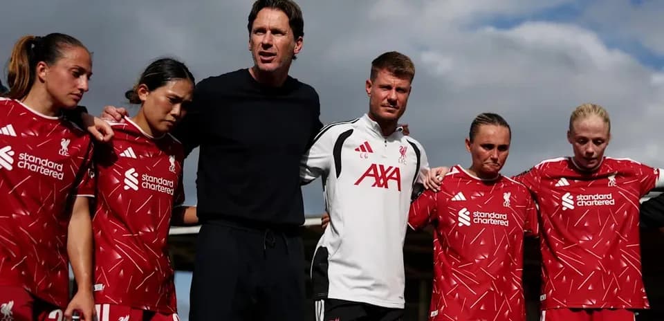 Entrenador y jugadoras de Liverpool en reunión previa al partido
